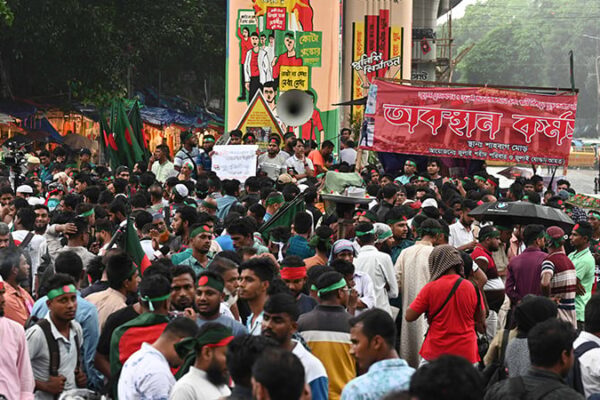 ১৩ ঘণ্টা ধরে শাহবাগ অবরোধ, চরম ভোগান্তি