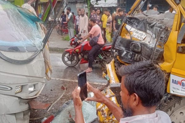 সাতক্ষীরায় বাস-ভ্যান সংঘর্ষে আহত ১৫